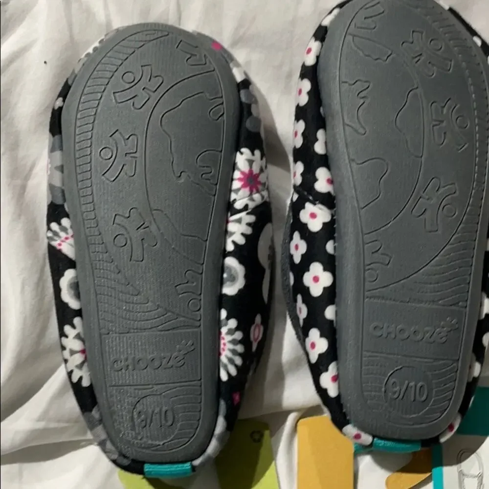 Chooze 9-10 mismatched matched slipper NWT